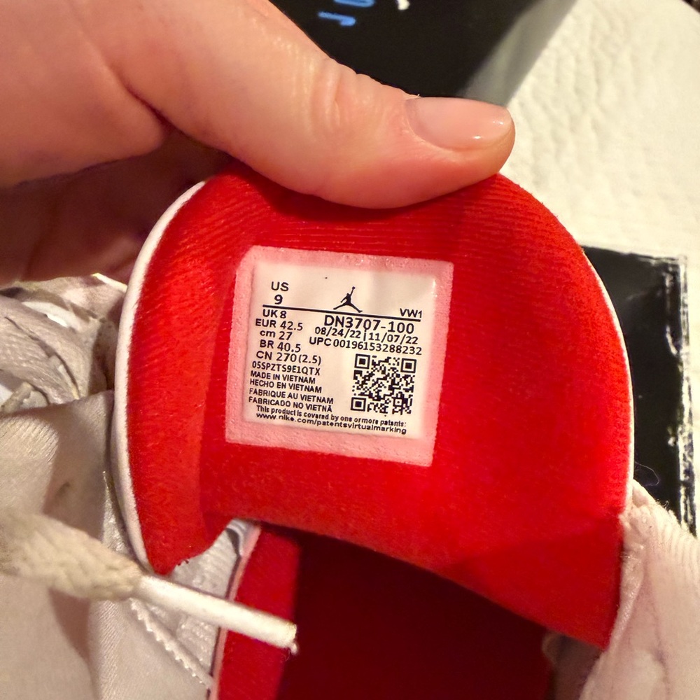 Jordan 3 Retro Size 9 - Picture 6 of 7